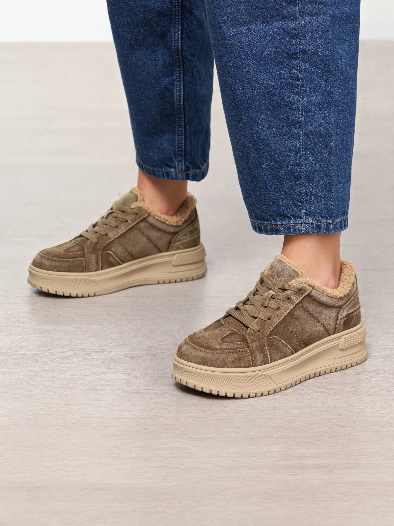 Кроссовки утепленные цвета хаки на средней платформе